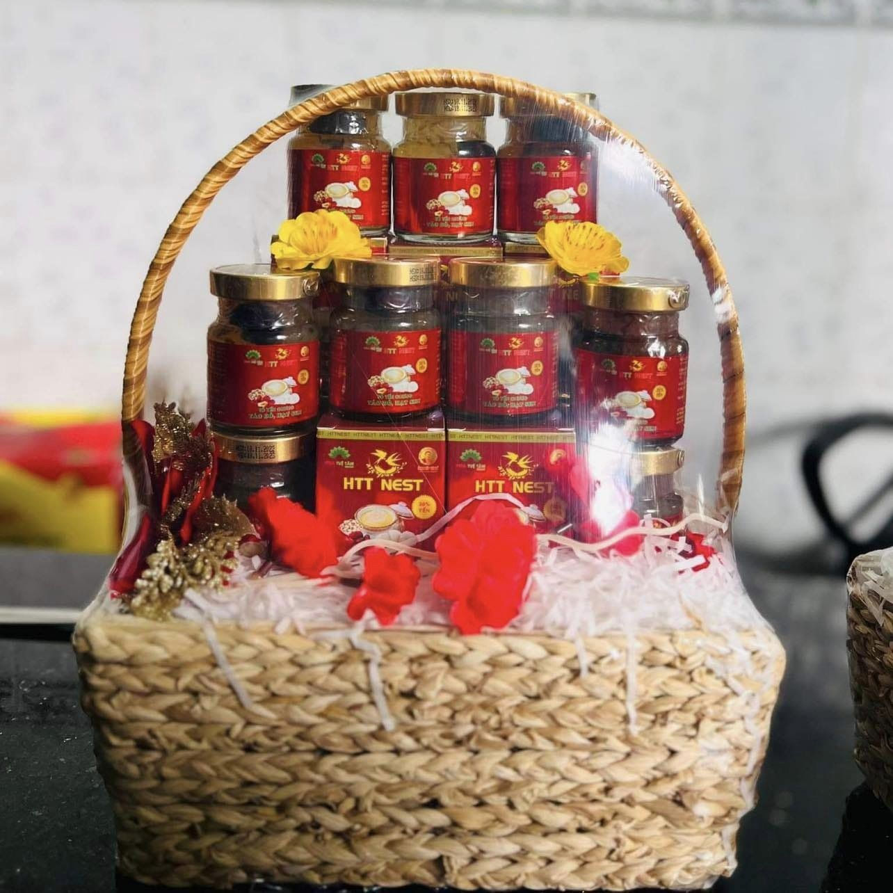 Giỏ quà tặng bao gồm yến sào cao cấp chưng sẵn HTTNest hàm lượng 30% Yến dùng để tặng cho những người yêu thương.