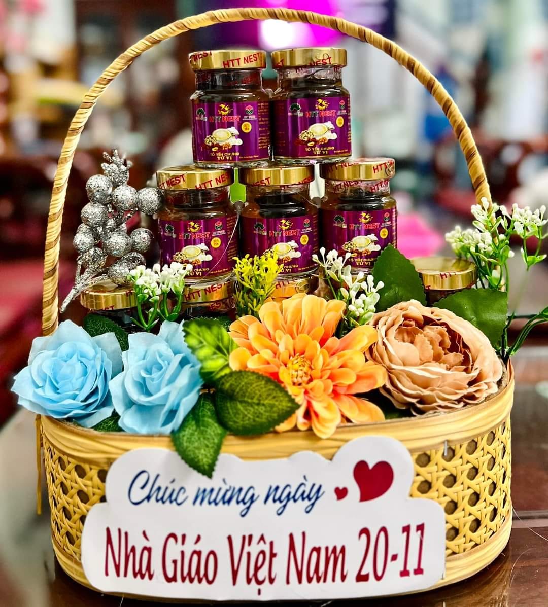 Bắt đầu từ hôm nay em Hằng nhận làm giỏ quà tết giao quanh tp Quy Nhơn và các huyện, thị xã lân cận. Giá chỉ từ 350k - 550k hoặc cao hơn tuỳ khách yêu cầu.